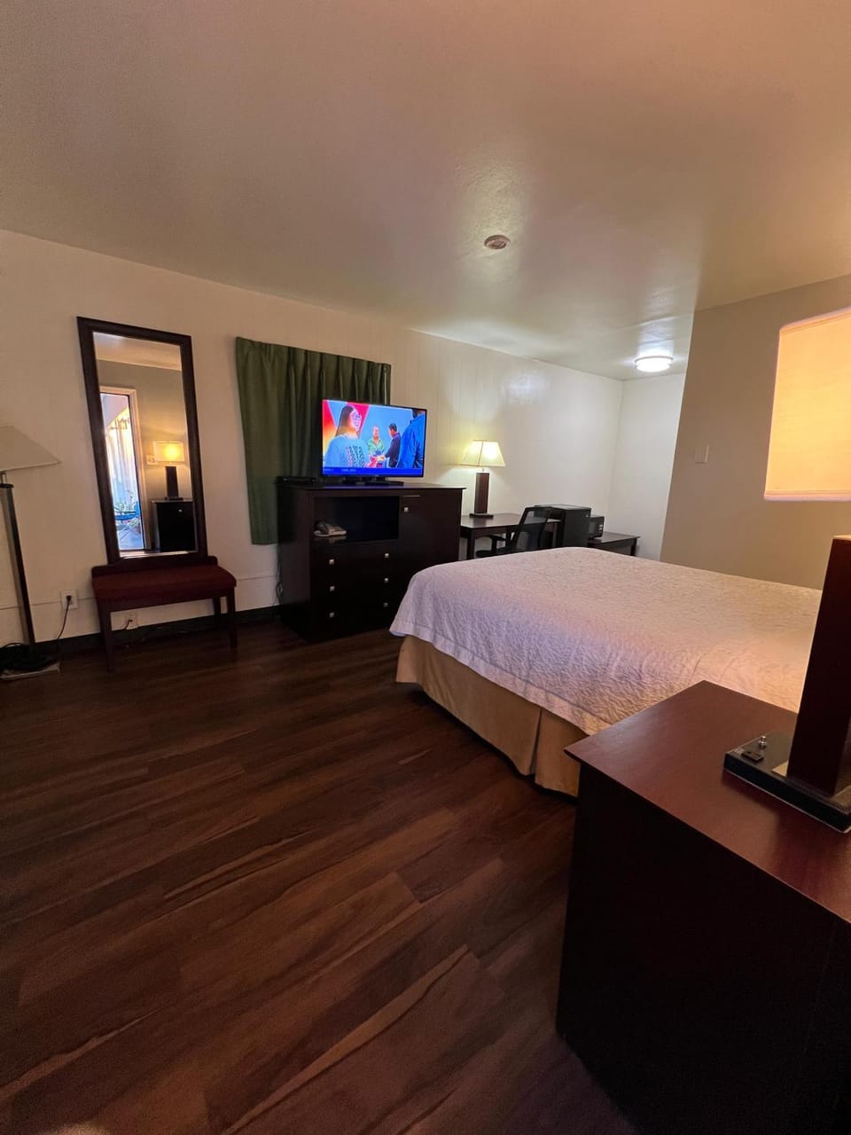 Bed, TV and multimedia, Photo of the whole room, Bedroom