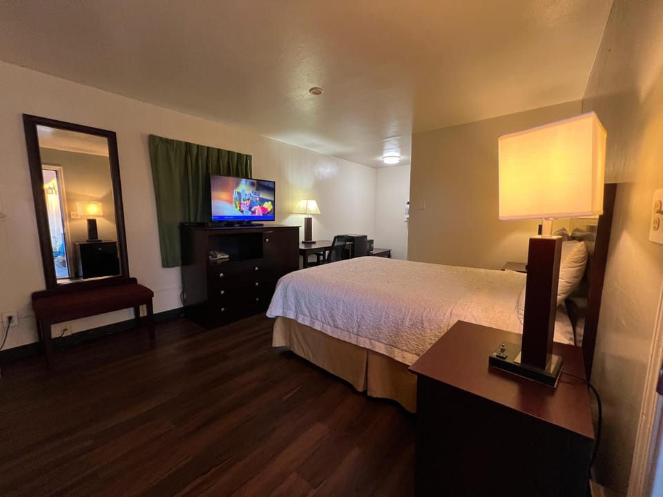 Bed, TV and multimedia, Photo of the whole room, Bedroom
