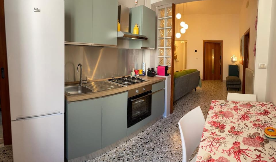 Kitchen or kitchenette, Photo of the whole room, oven, stove