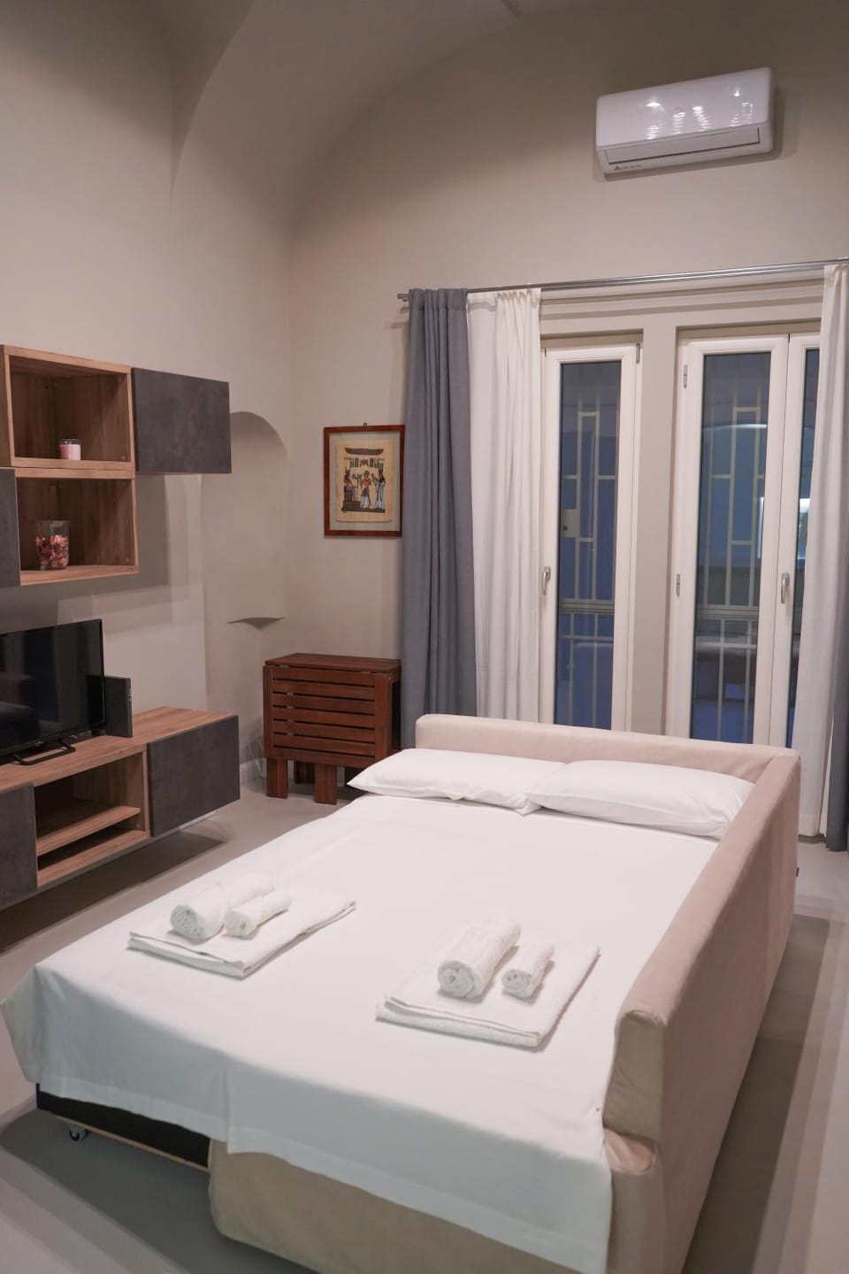 Bed, TV and multimedia, air conditioner