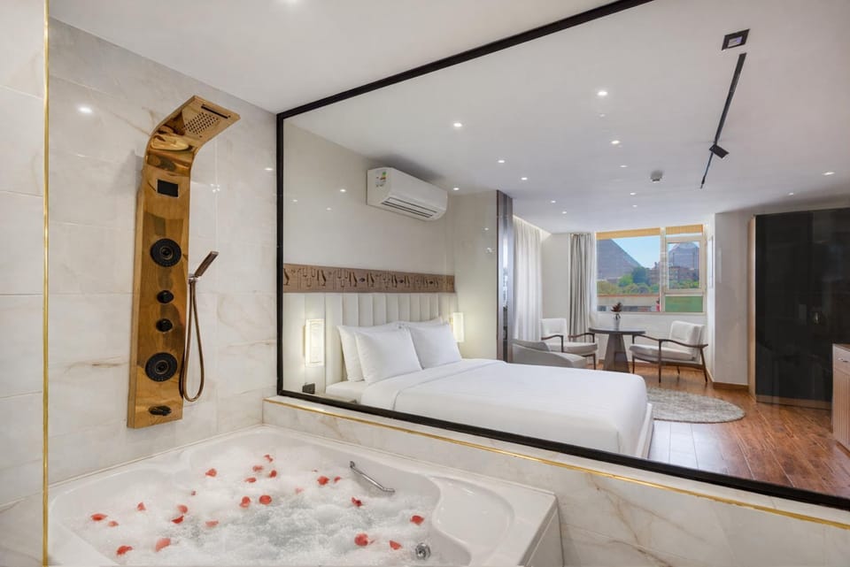 Bed, TV and multimedia, Photo of the whole room, Seating area, Bedroom, towels, air conditioner