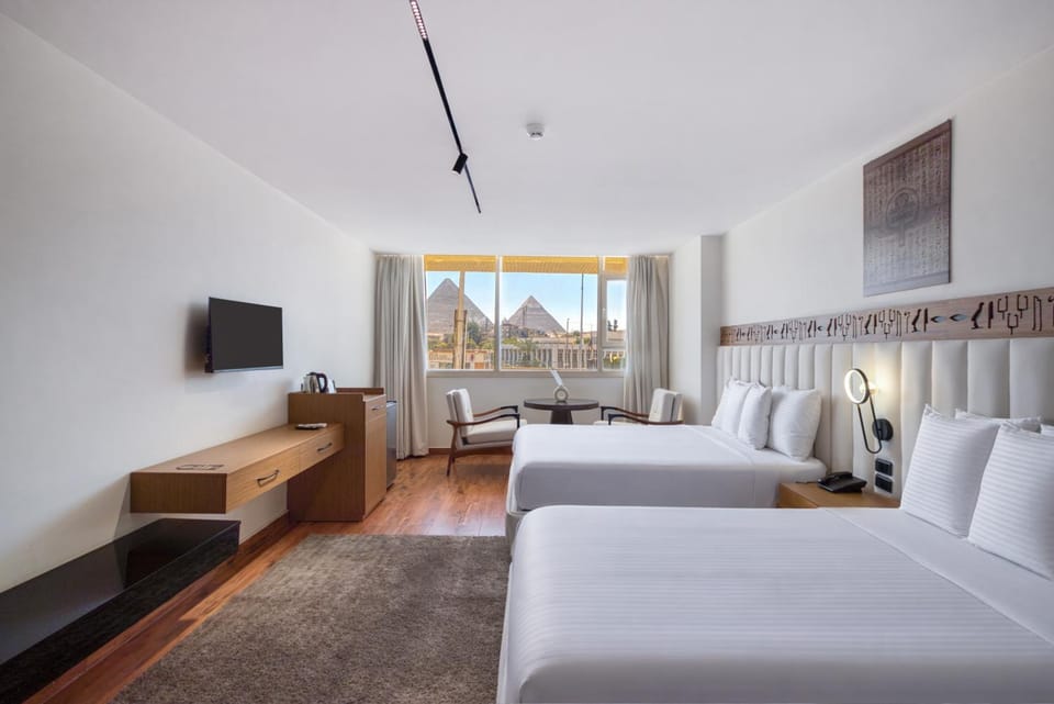 Bed, TV and multimedia, Living room, Photo of the whole room, Seating area, Bedroom