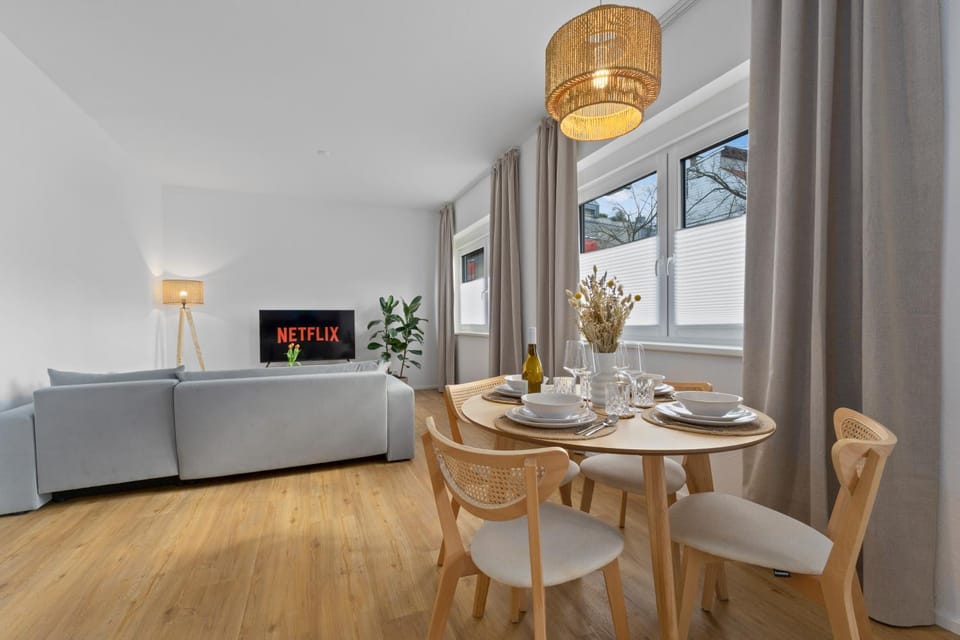 TV and multimedia, Living room, Photo of the whole room, Seating area, Dining area