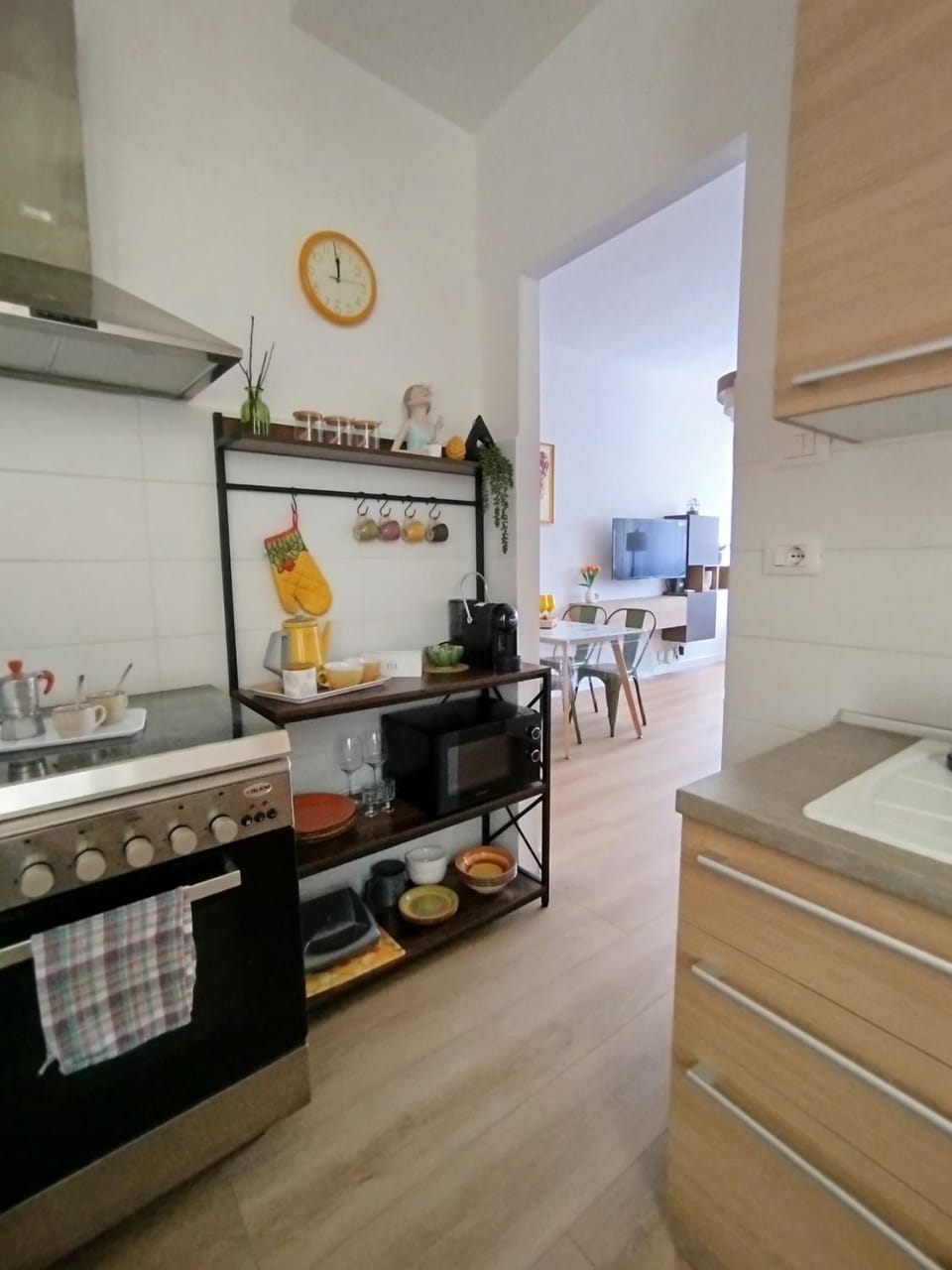 Kitchen or kitchenette, Dining area, stove
