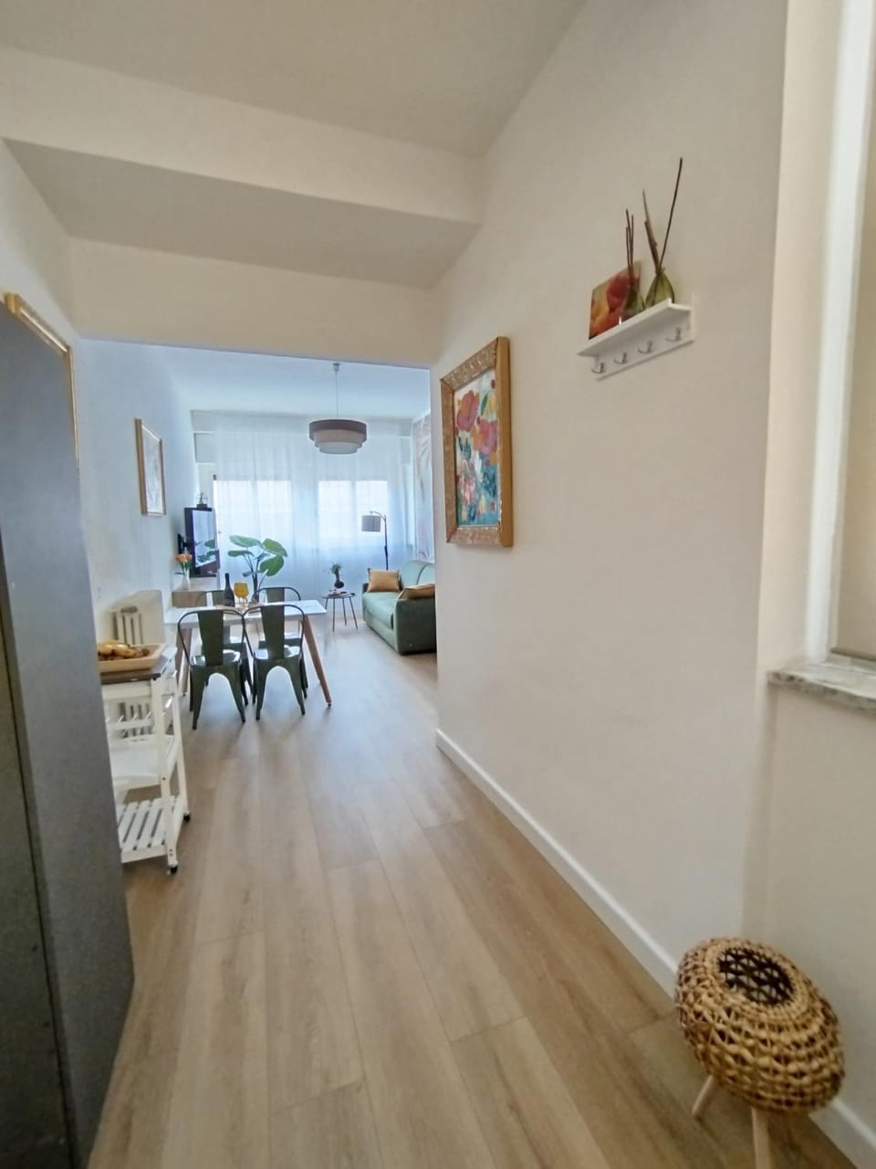 TV and multimedia, Living room, Seating area, Dining area