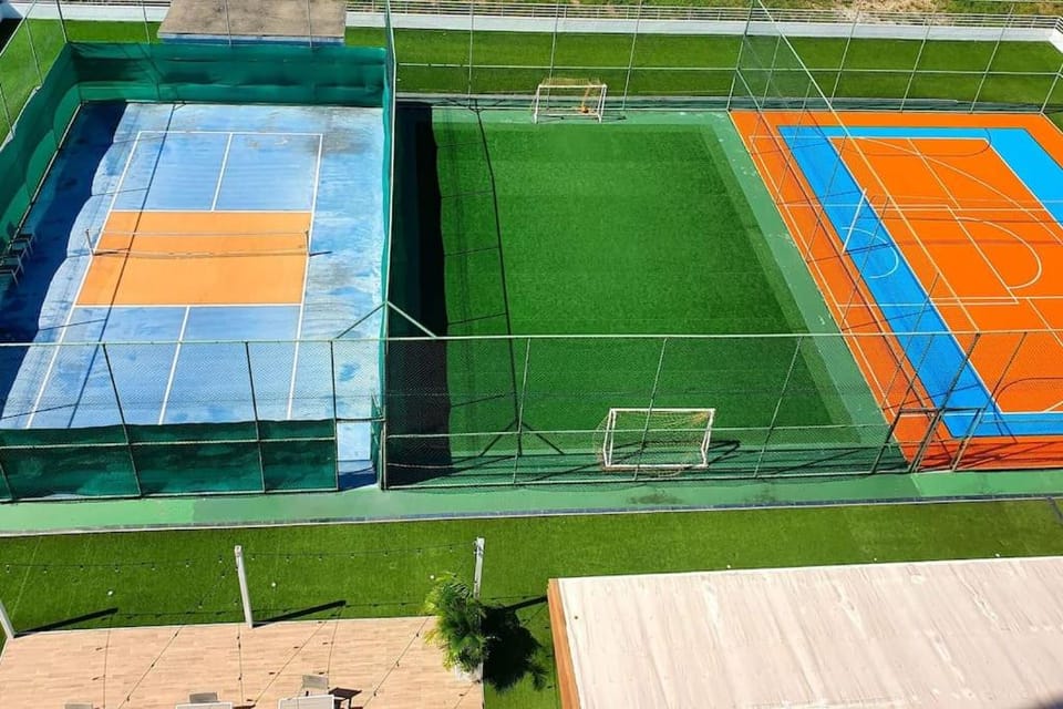 Day, Tennis court