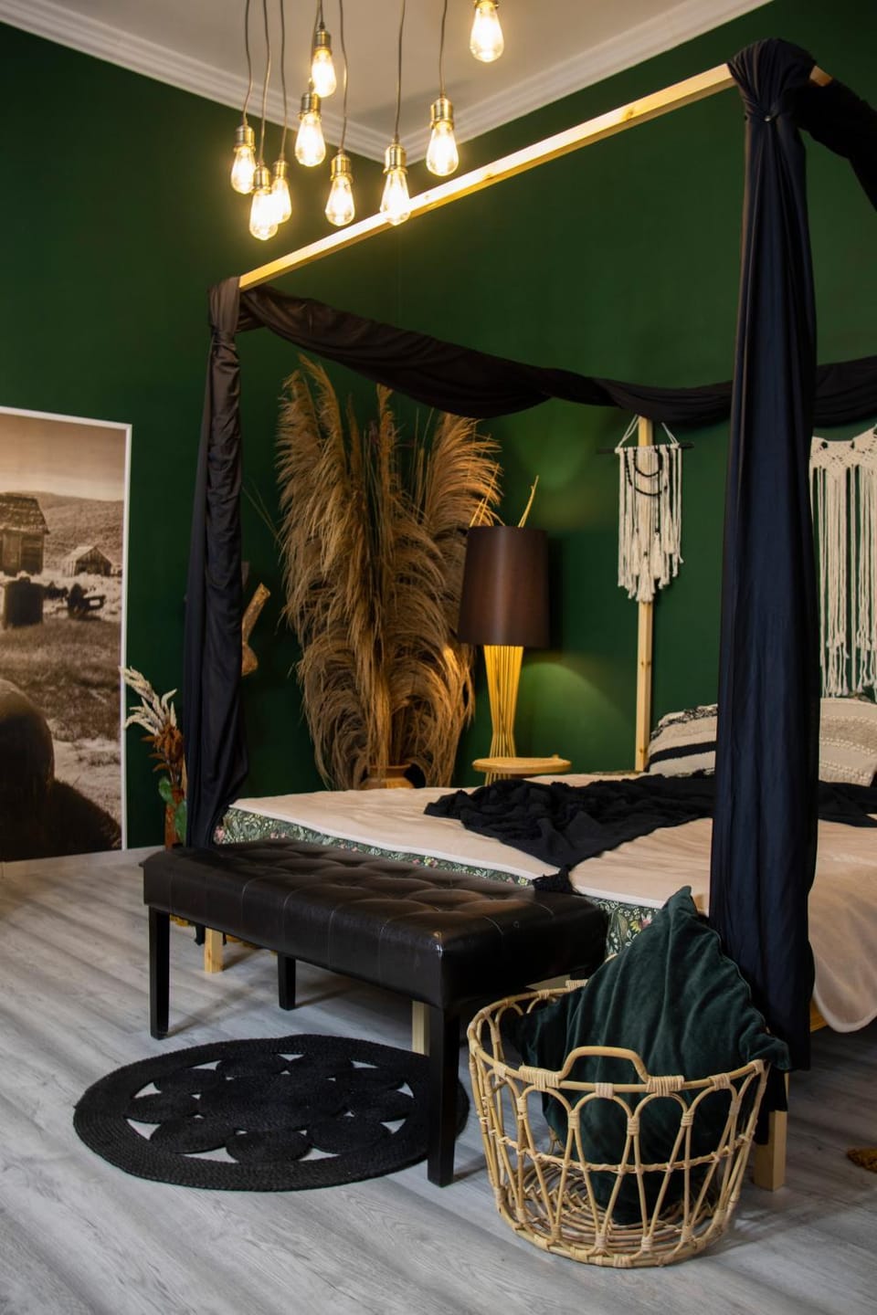 Bed, Seating area