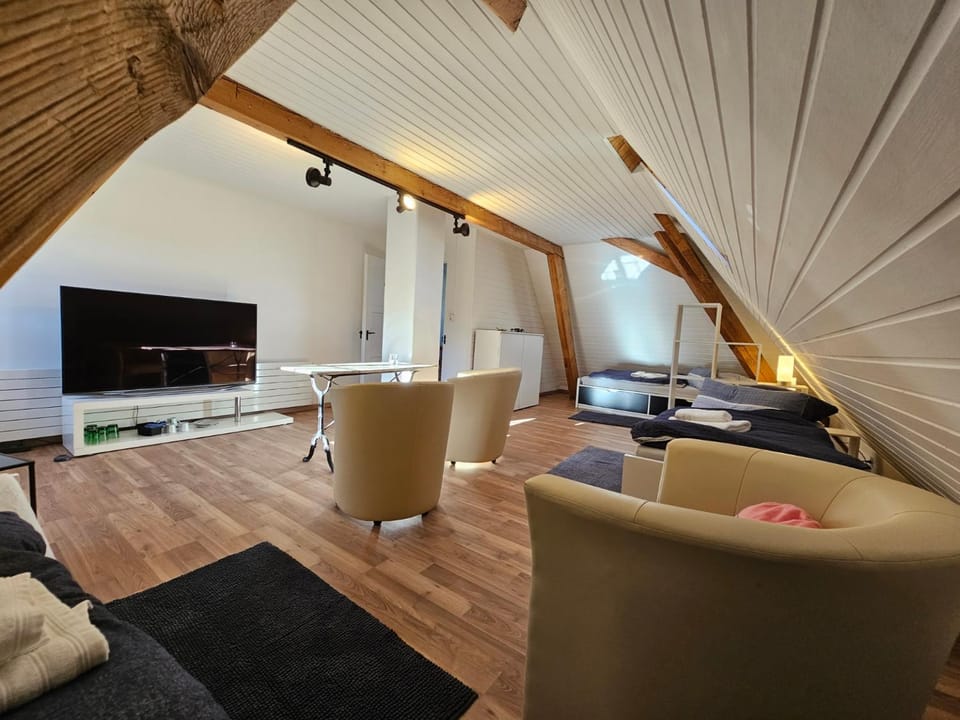 TV and multimedia, Photo of the whole room, Seating area