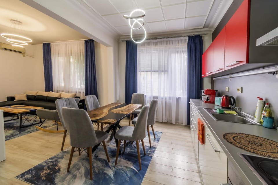 Kitchen or kitchenette, Living room, Seating area, Dining area, minibar, oven, pet friendly, stove