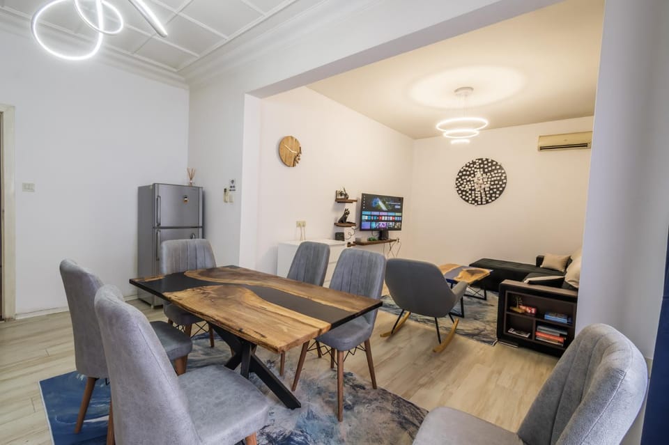 TV and multimedia, Kitchen or kitchenette, Living room, Seating area, Dining area