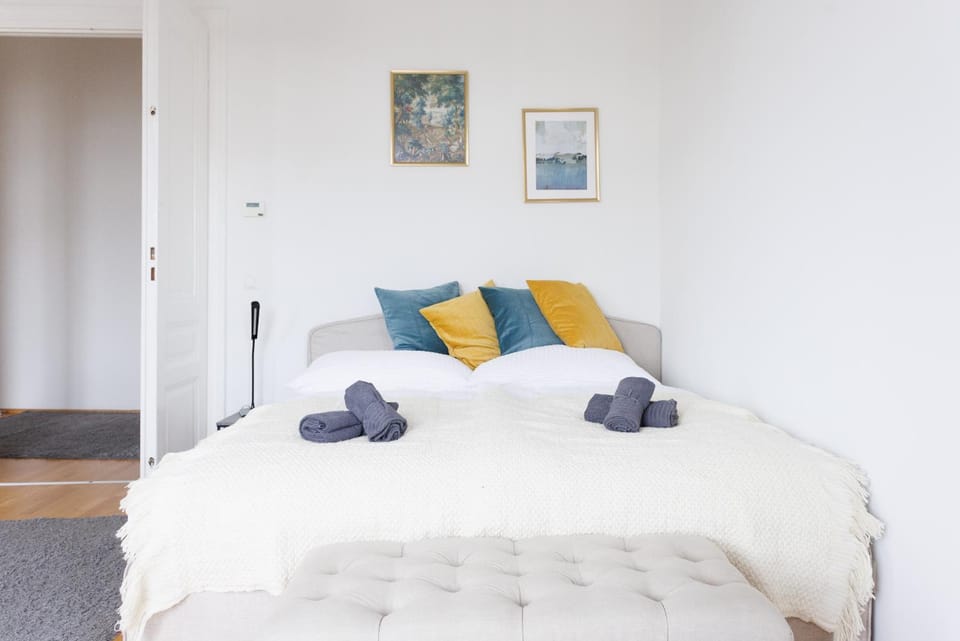 Bed, Photo of the whole room, Bedroom, towels