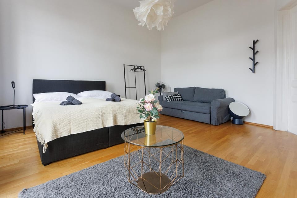 Bed, Photo of the whole room, Seating area, Bedroom