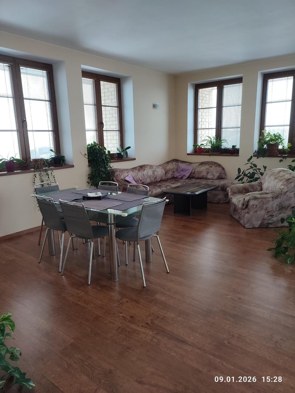 Seating area, Dining area