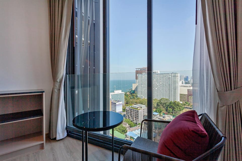 Living room, Seating area, City view, Sea view
