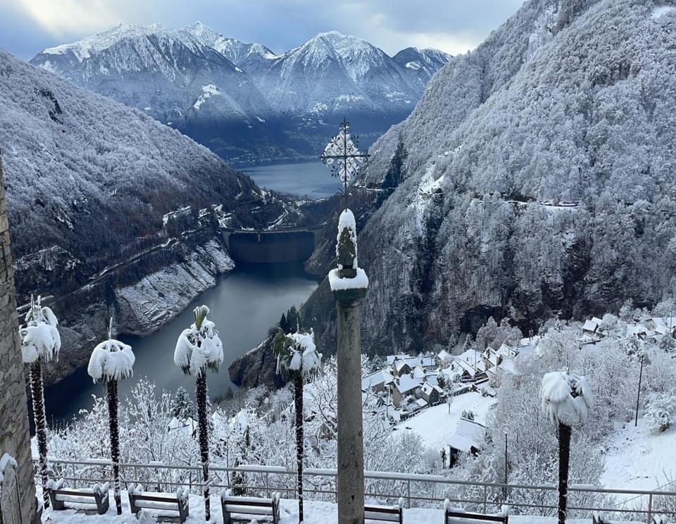 Nearby landmark, Natural landscape, Winter, View (from property/room), Lake view, Mountain view