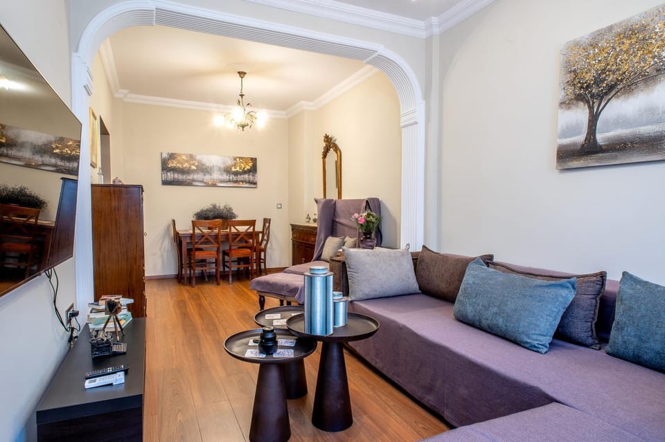 TV and multimedia, Living room, Seating area, Dining area