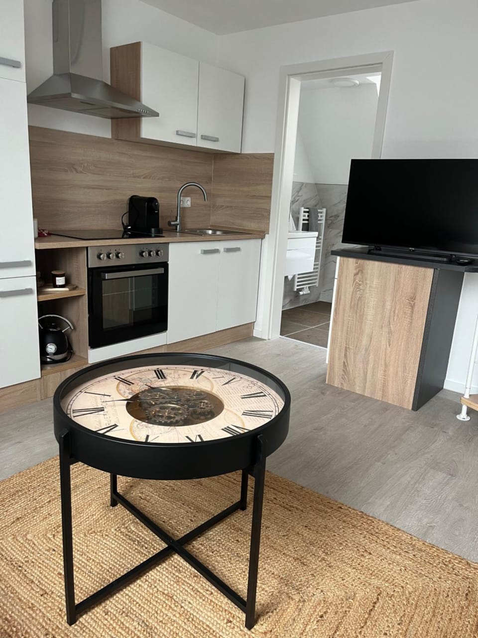 TV and multimedia, Kitchen or kitchenette, Dining area, stove