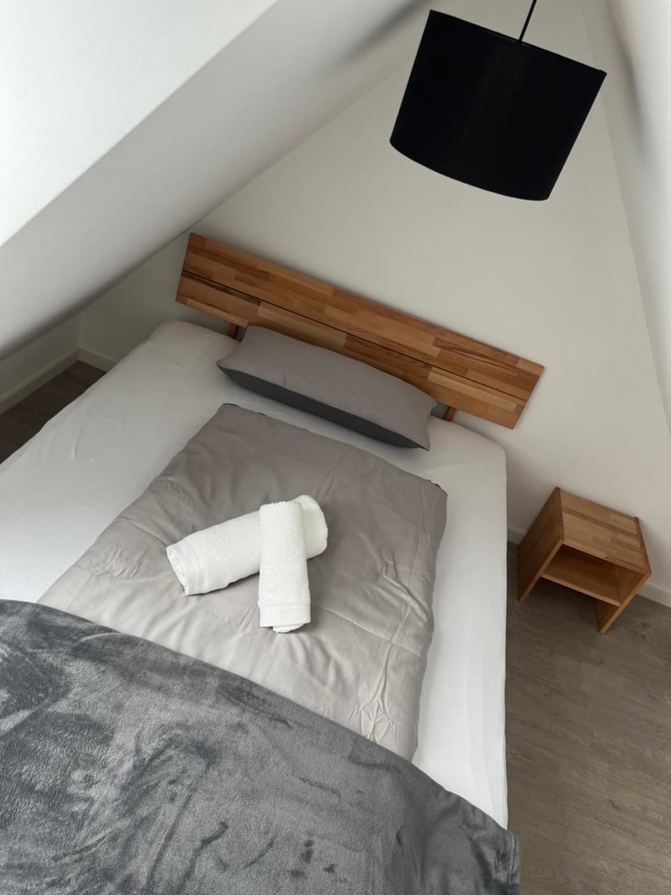 Bed, Bedroom, towels