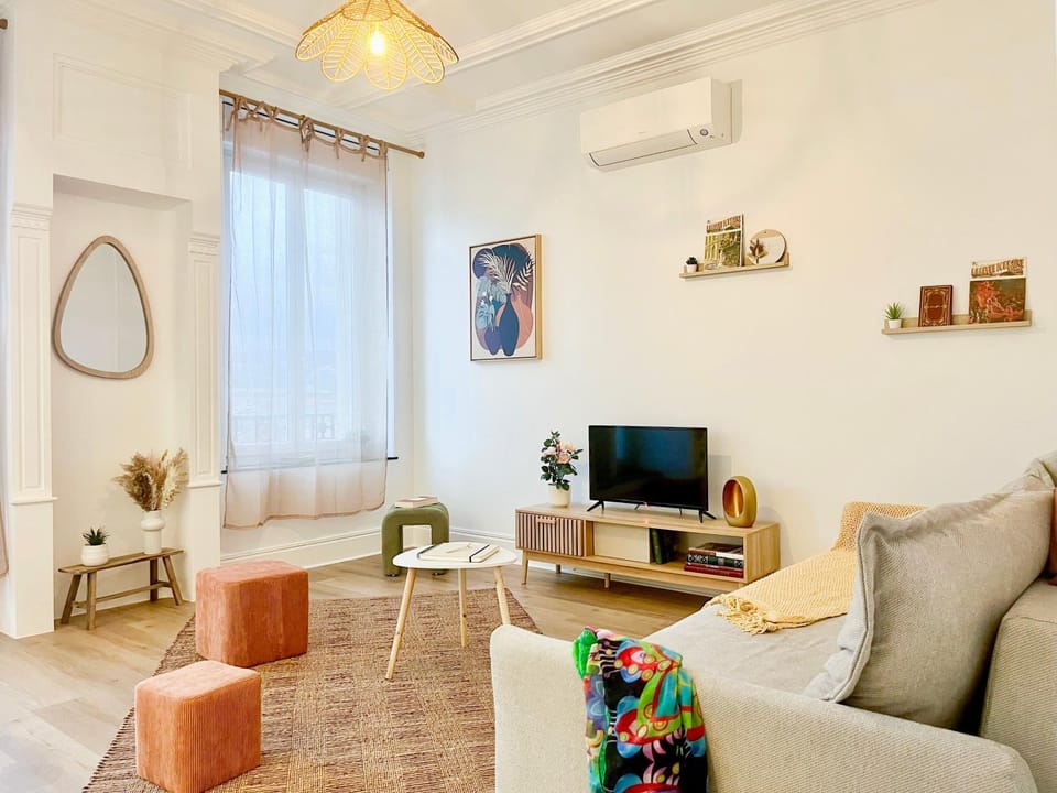 TV and multimedia, Living room, Seating area, air conditioner