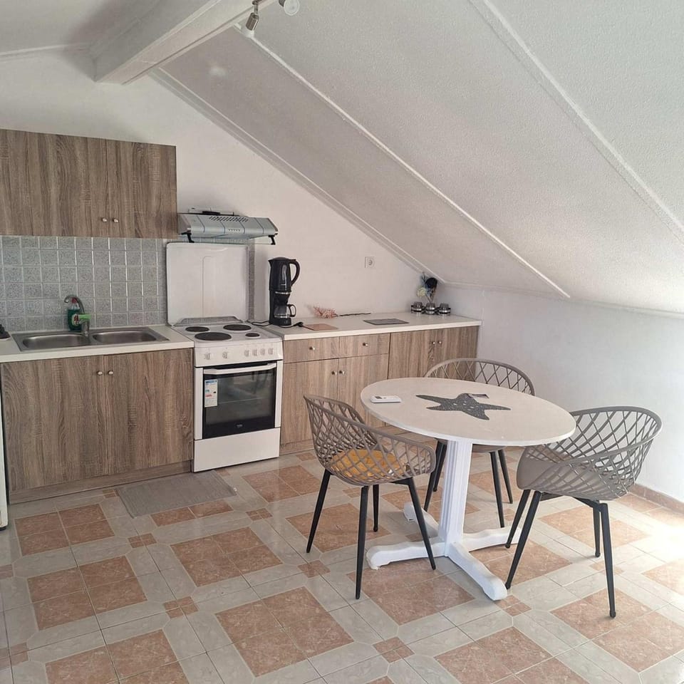 Kitchen or kitchenette, Dining area, oven