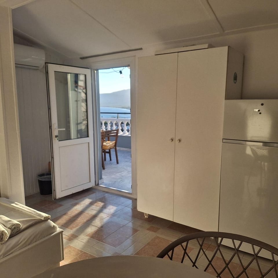 Kitchen or kitchenette, Dining area, wardrobe