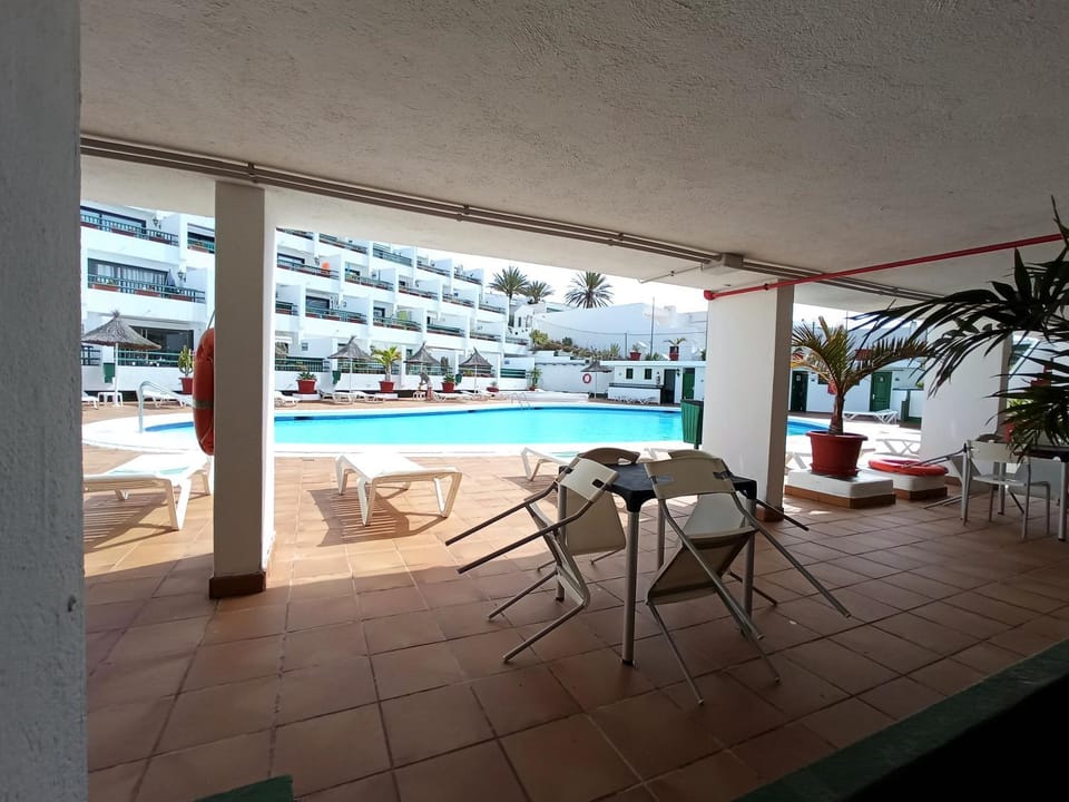 Swimming pool, sunbed