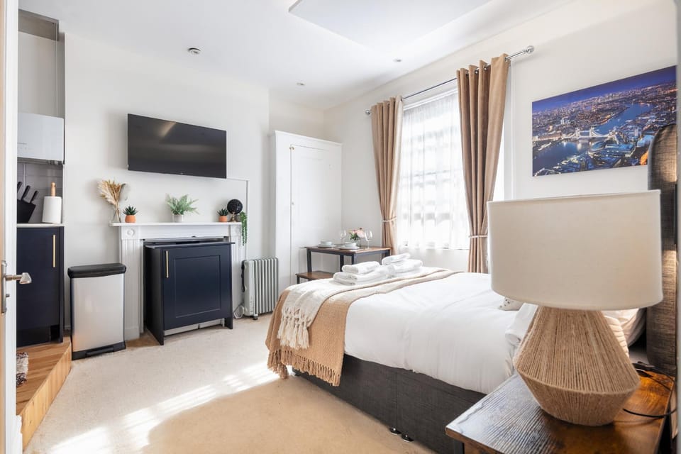 Bed, TV and multimedia, Photo of the whole room