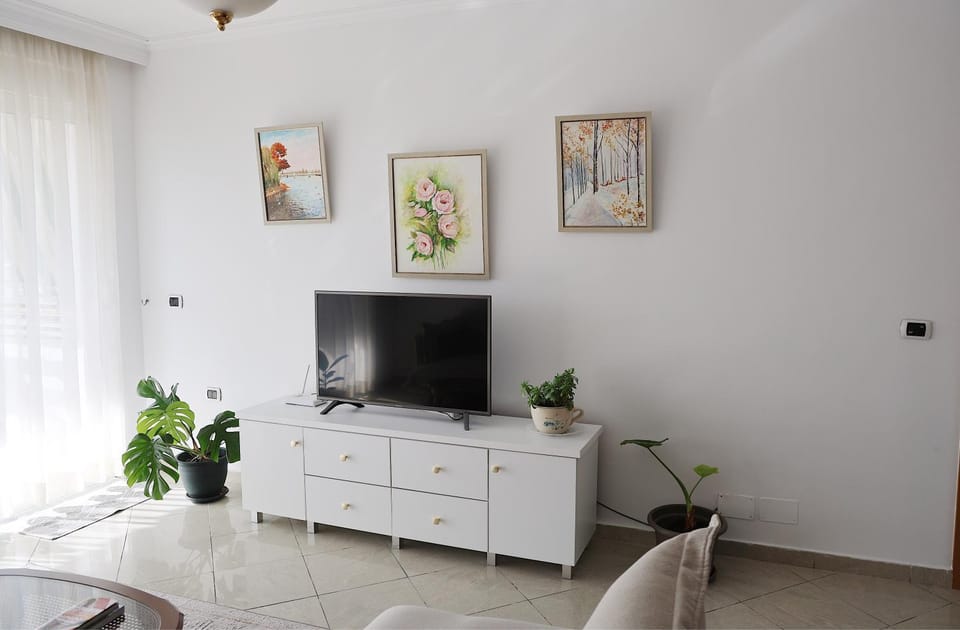 TV and multimedia, Living room, Evening entertainment