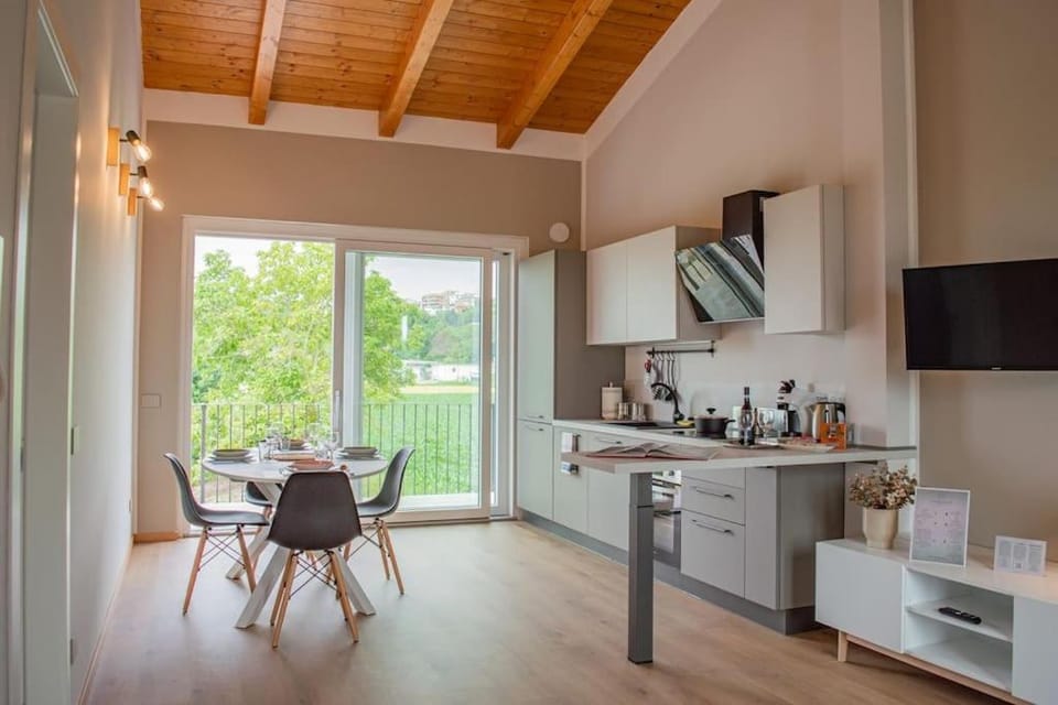 TV and multimedia, Coffee/tea facilities, Kitchen or kitchenette, Dining area, minibar, oven, stove
