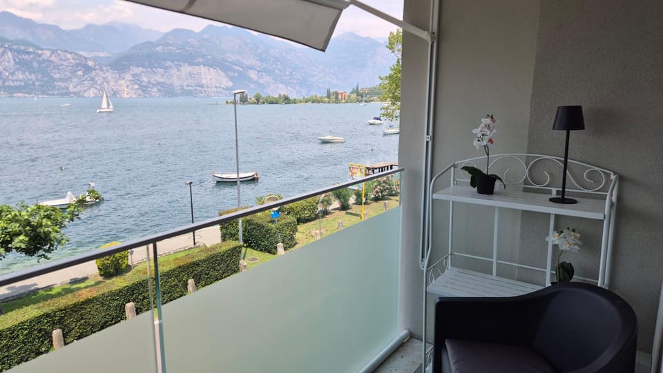 View (from property/room), Balcony/Terrace, Lake view
