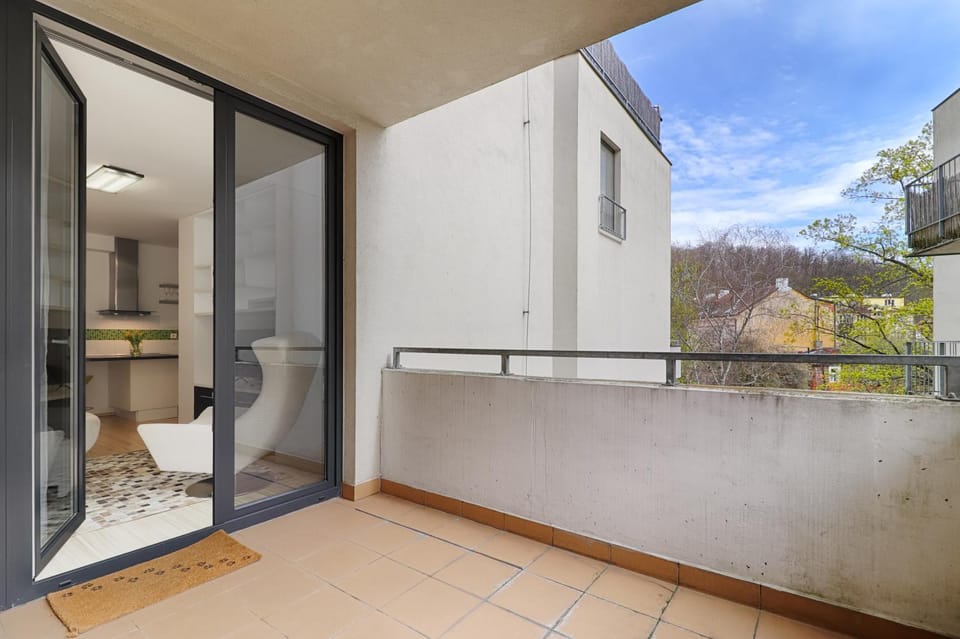 Peace and Comfort Near Center with Balcony, 500MB WIFI Apartment in Prague