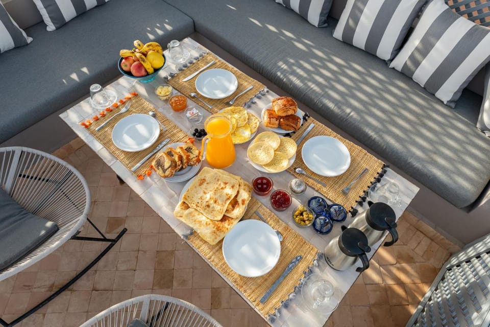 Restaurant/places to eat, Food and drinks, Banquet/Function facilities, Food, Breakfast, Continental breakfast, Lunch, Dinner, Drinks