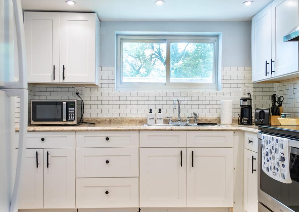 Coffee/tea facilities, Kitchen or kitchenette, oven, stove, toaster