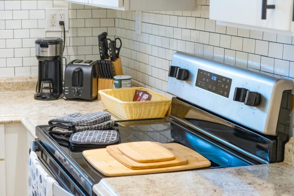 Coffee/tea facilities, Kitchen or kitchenette, stove, toaster