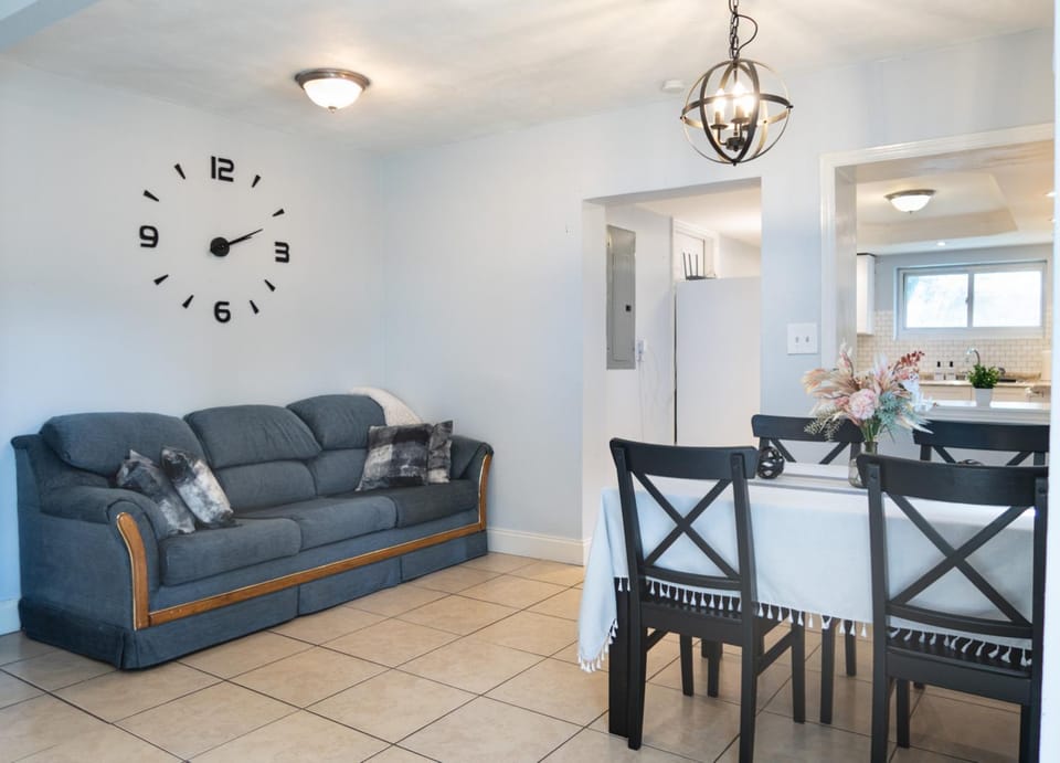 Kitchen or kitchenette, Living room, Seating area, Dining area, air conditioner