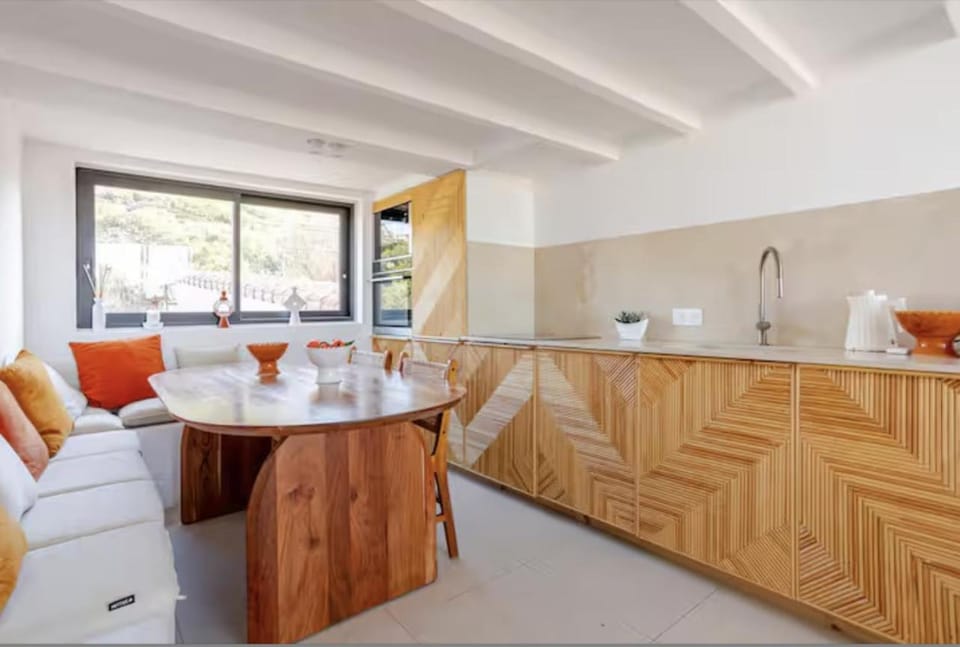 Kitchen or kitchenette, Living room, Seating area, Dining area