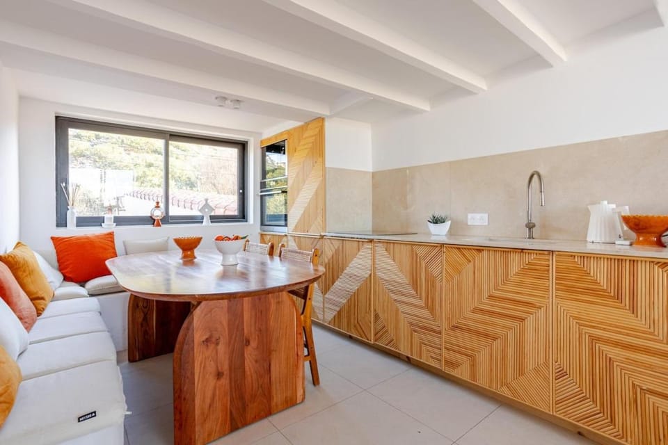 Kitchen or kitchenette, Living room, Seating area, Dining area