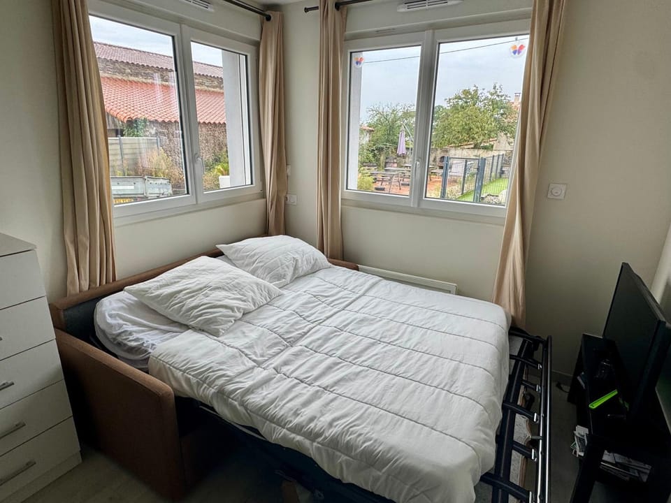 Communal lounge/ TV room, Bed, TV and multimedia, Photo of the whole room, Bedroom