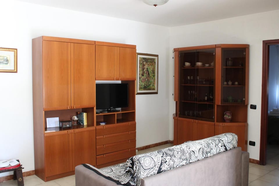 Communal lounge/ TV room, TV and multimedia, Living room, Seating area, Evening entertainment, wardrobe