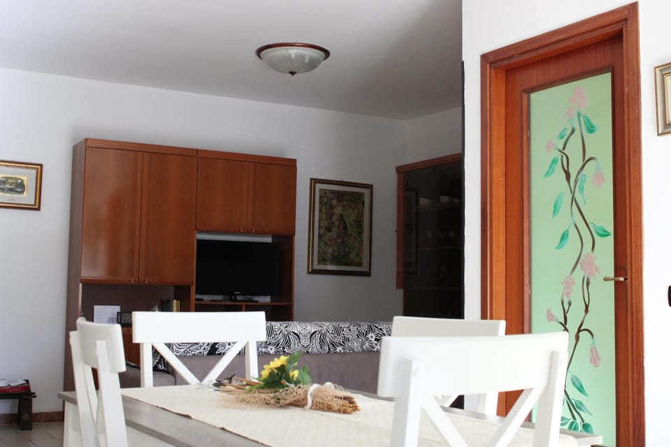 Kitchen or kitchenette, Dining area, minibar