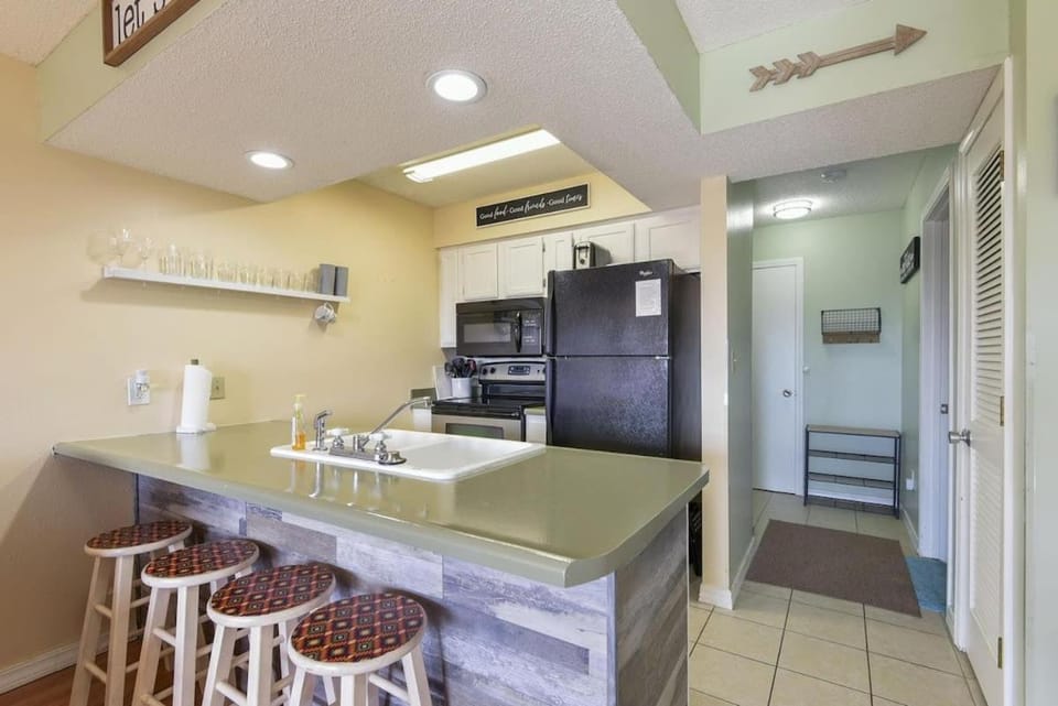 Mountain Getaway- Outdoor Pool Hiking Trails House in Table Rock Lake