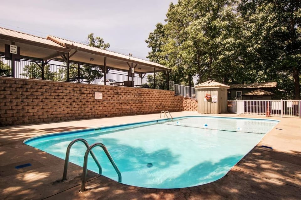Mountain Getaway- Outdoor Pool Hiking Trails House in Table Rock Lake