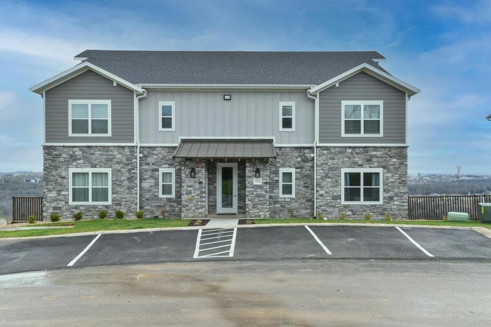 Mystic Cove Condo - Pool - Perfect location House in Branson