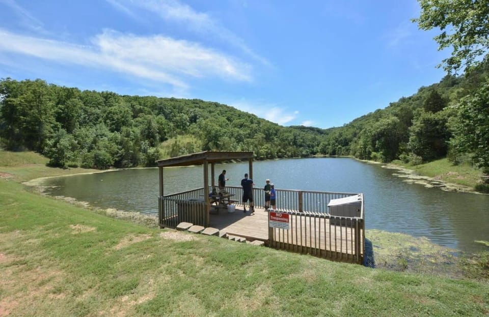 Westcreek Lodge - 2 pools private lake House in Table Rock Lake