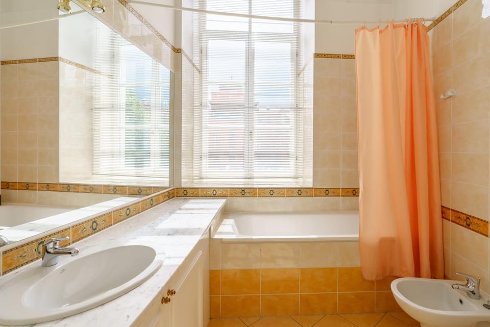 Shower, Toilet, Bathroom, Bath, bidet, towels