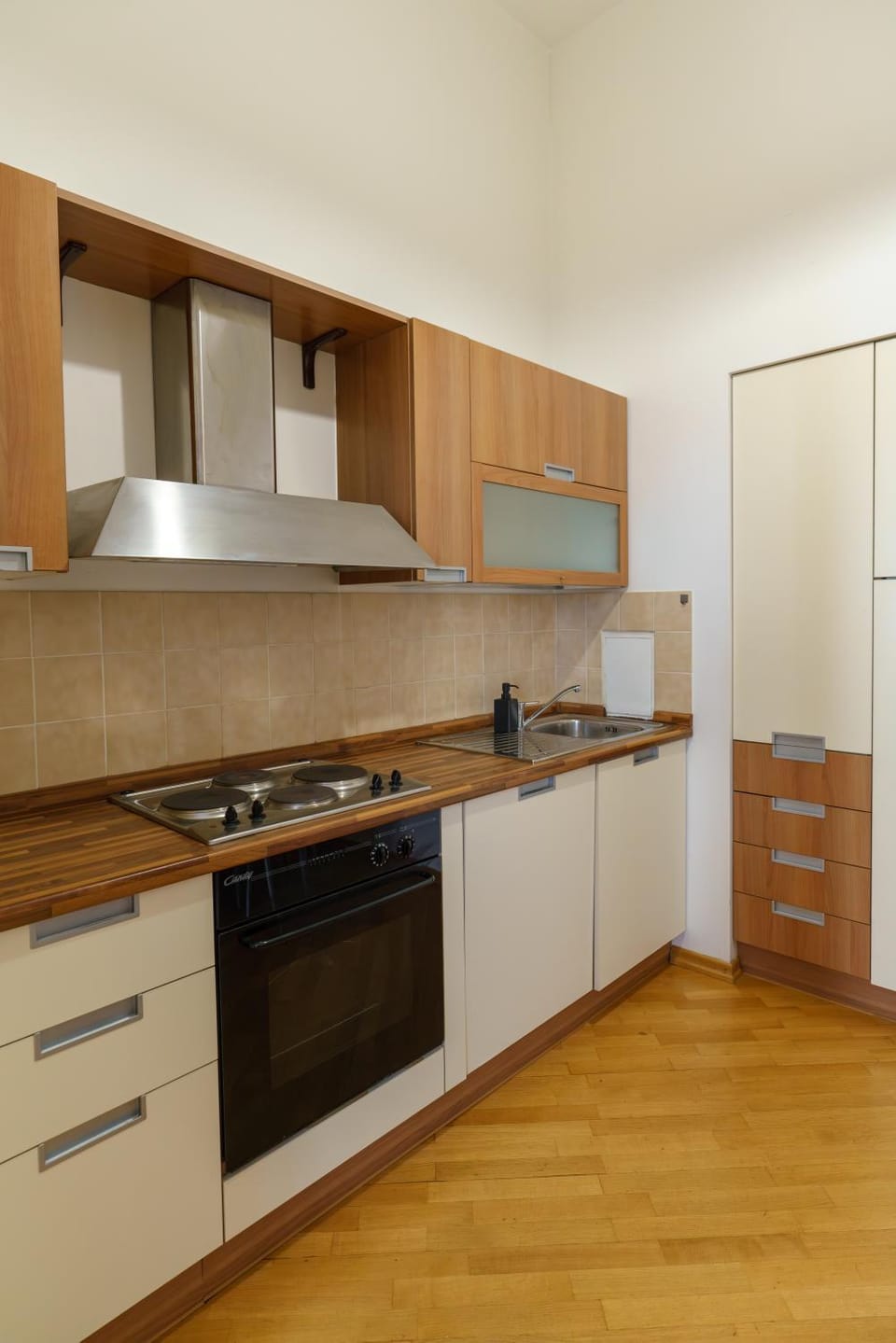 Kitchen or kitchenette, dishwasher, stove