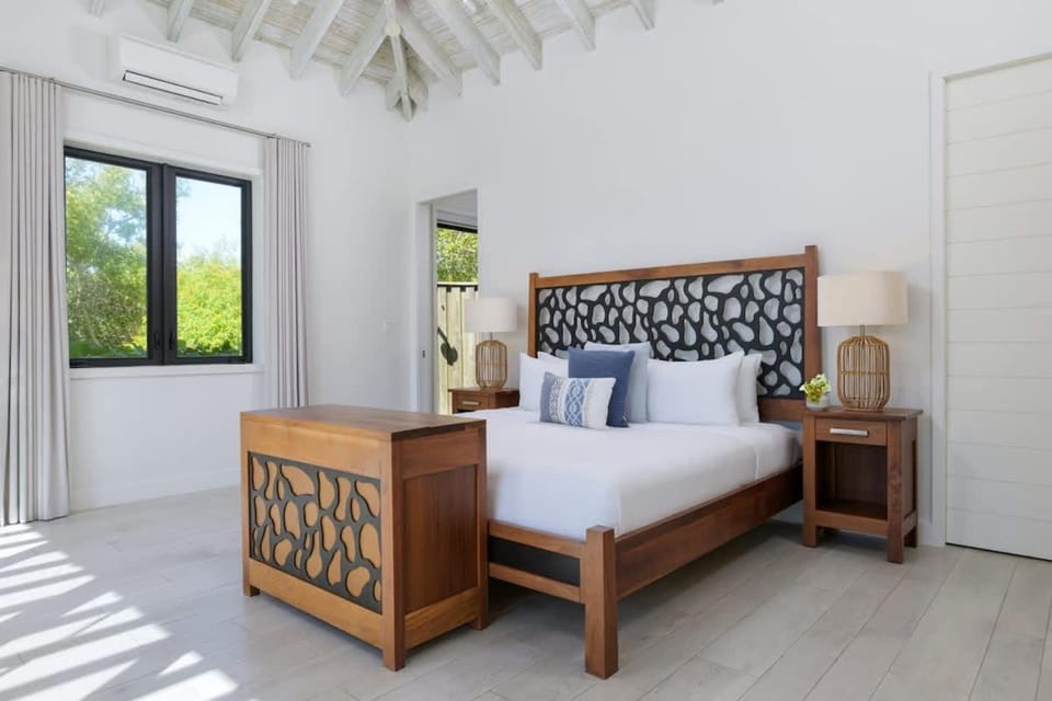 Brise De Mer 6 BR Villa - Beachfront Villa in Grace Bay