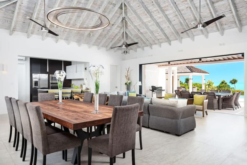 Brise De Mer 6 BR Villa - Beachfront Villa in Grace Bay