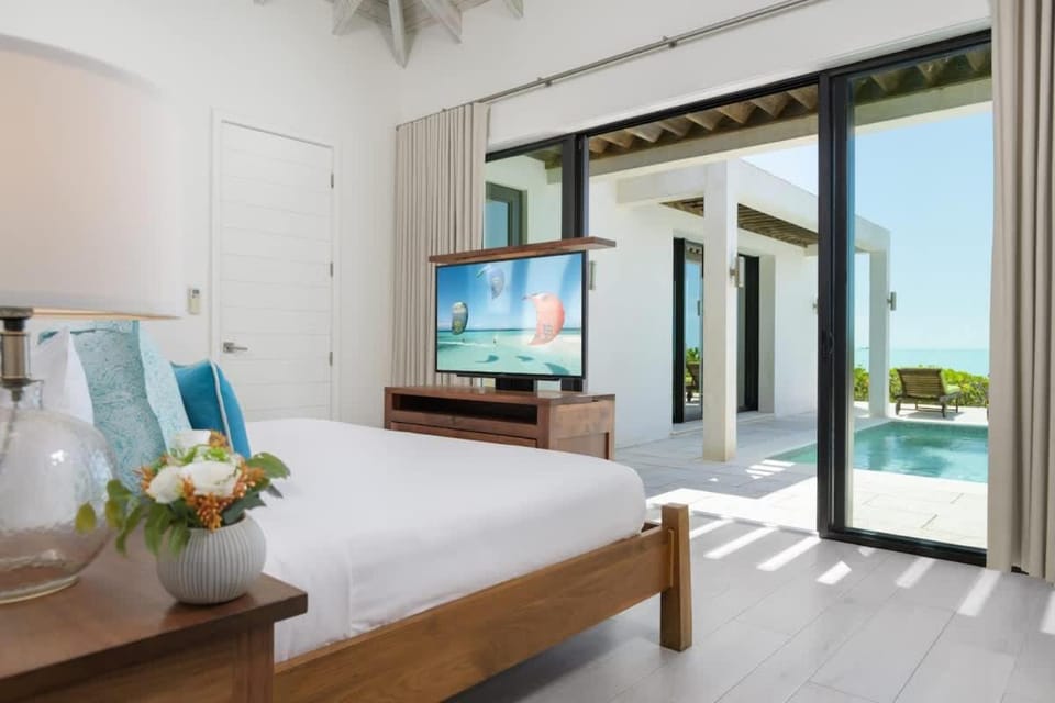 Brise De Mer 2 BR Villa - Beachfront Villa in Grace Bay