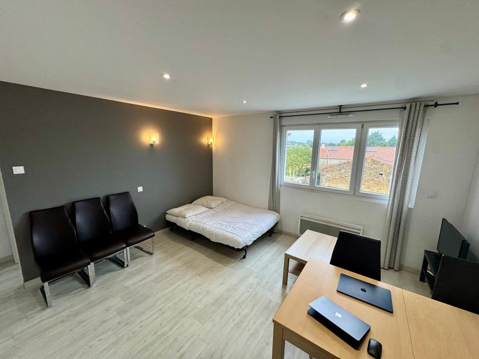 Bed, TV and multimedia, Seating area, Bedroom